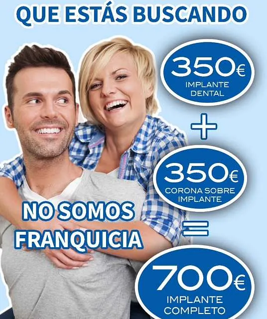Pareja joven sonríe feliz mostrando bonitos dientes