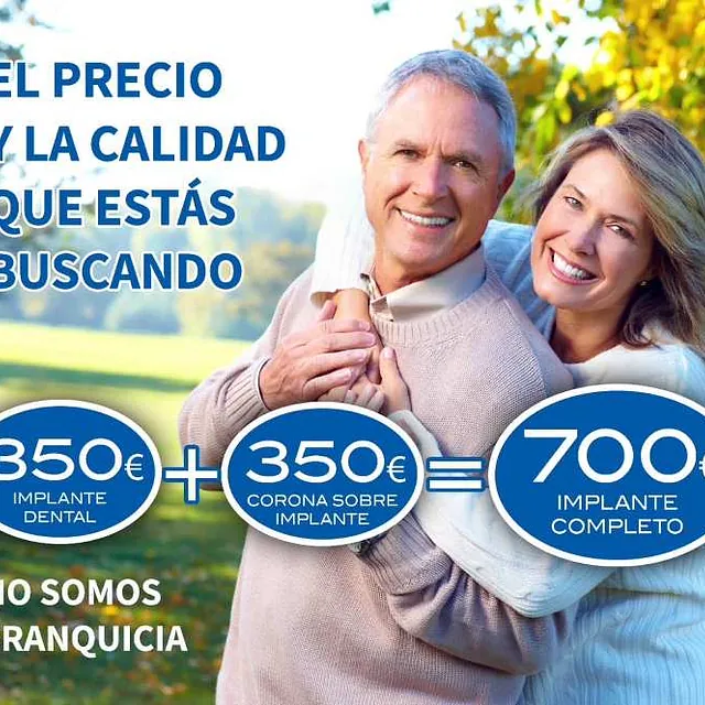Pareja madura sonríe mostrando sus bonitos dientes